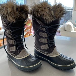SOREL LACE UP FURRY SNOW BOOTS
